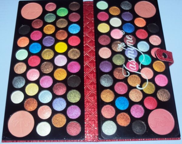 Kit de Sombras + Blush 3D Jasmyne